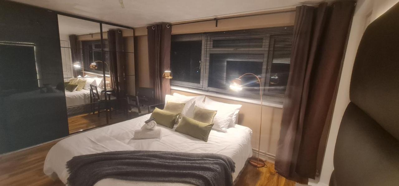 R3 Superking Sized Bed & 75" Tv On The Wall In Clapham Daire Londra Dış mekan fotoğraf