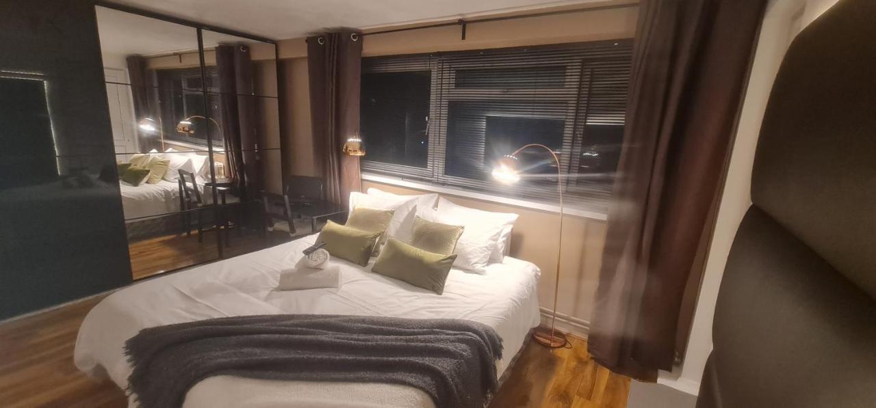 R3 Superking Sized Bed & 75" Tv On The Wall In Clapham Daire Londra Dış mekan fotoğraf