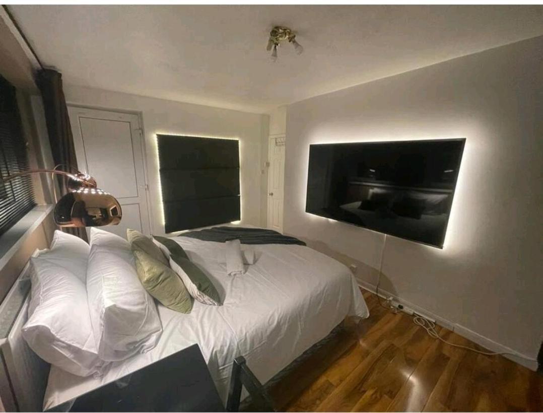R3 Superking Sized Bed & 75" Tv On The Wall In Clapham Daire Londra Dış mekan fotoğraf