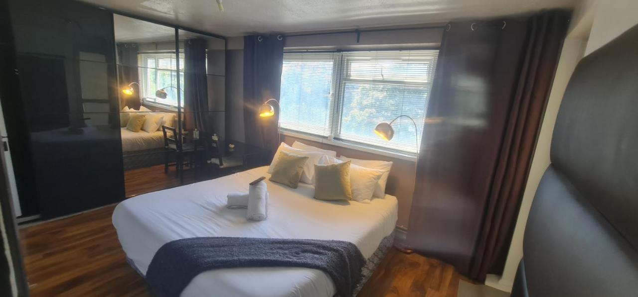 R3 Superking Sized Bed & 75" Tv On The Wall In Clapham Daire Londra Dış mekan fotoğraf