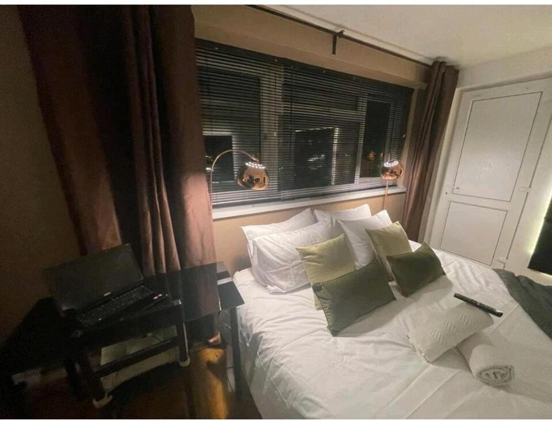 R3 Superking Sized Bed & 75" Tv On The Wall In Clapham Daire Londra Dış mekan fotoğraf