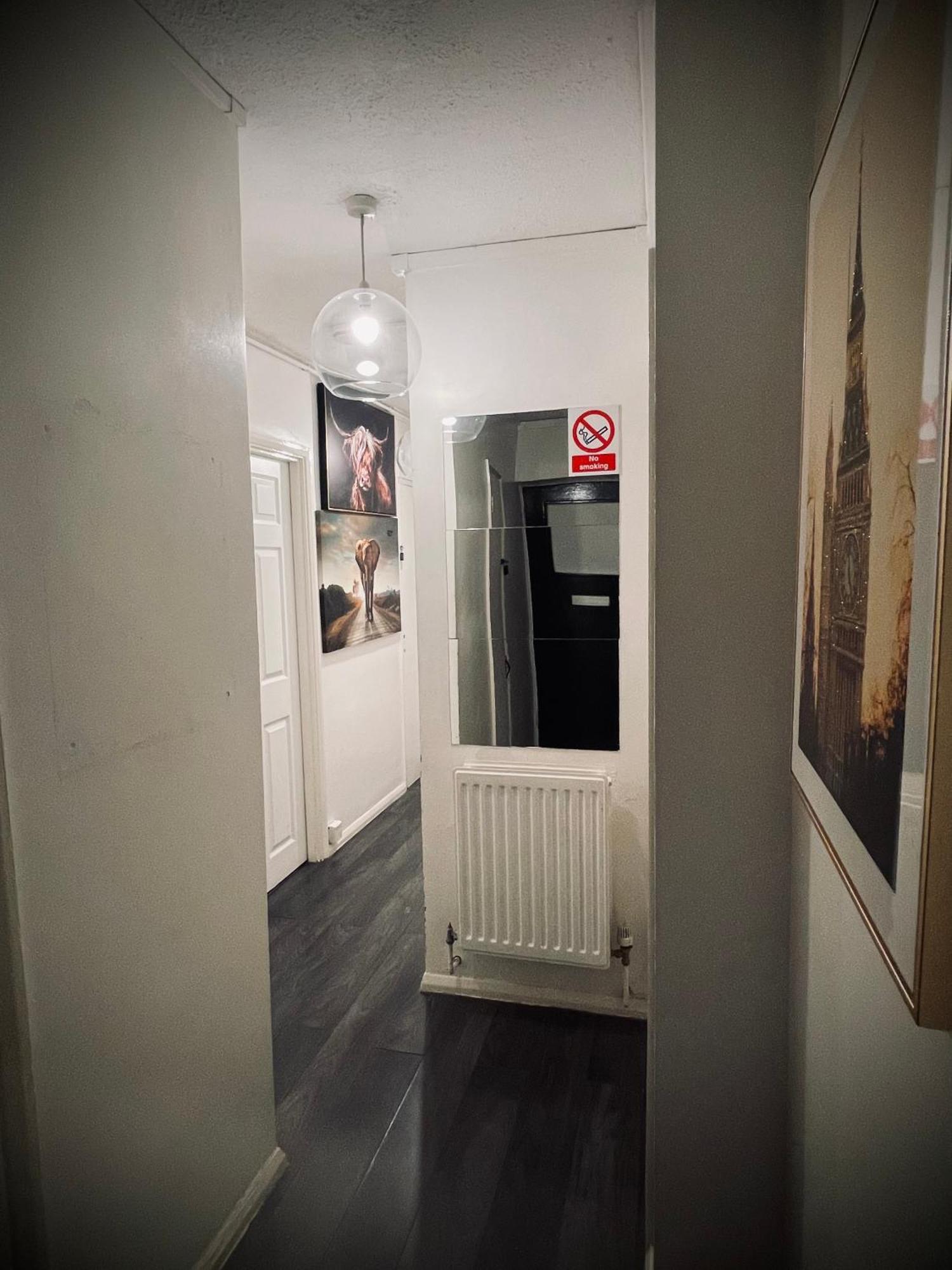 R3 Superking Sized Bed & 75" Tv On The Wall In Clapham Daire Londra Dış mekan fotoğraf