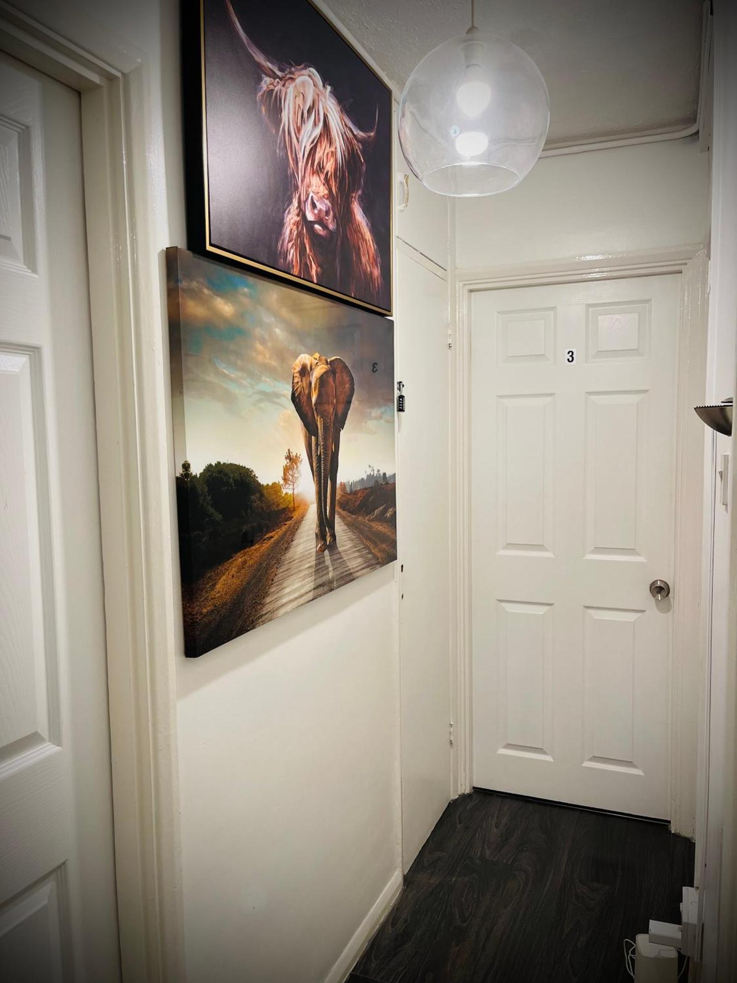 R3 Superking Sized Bed & 75" Tv On The Wall In Clapham Daire Londra Dış mekan fotoğraf