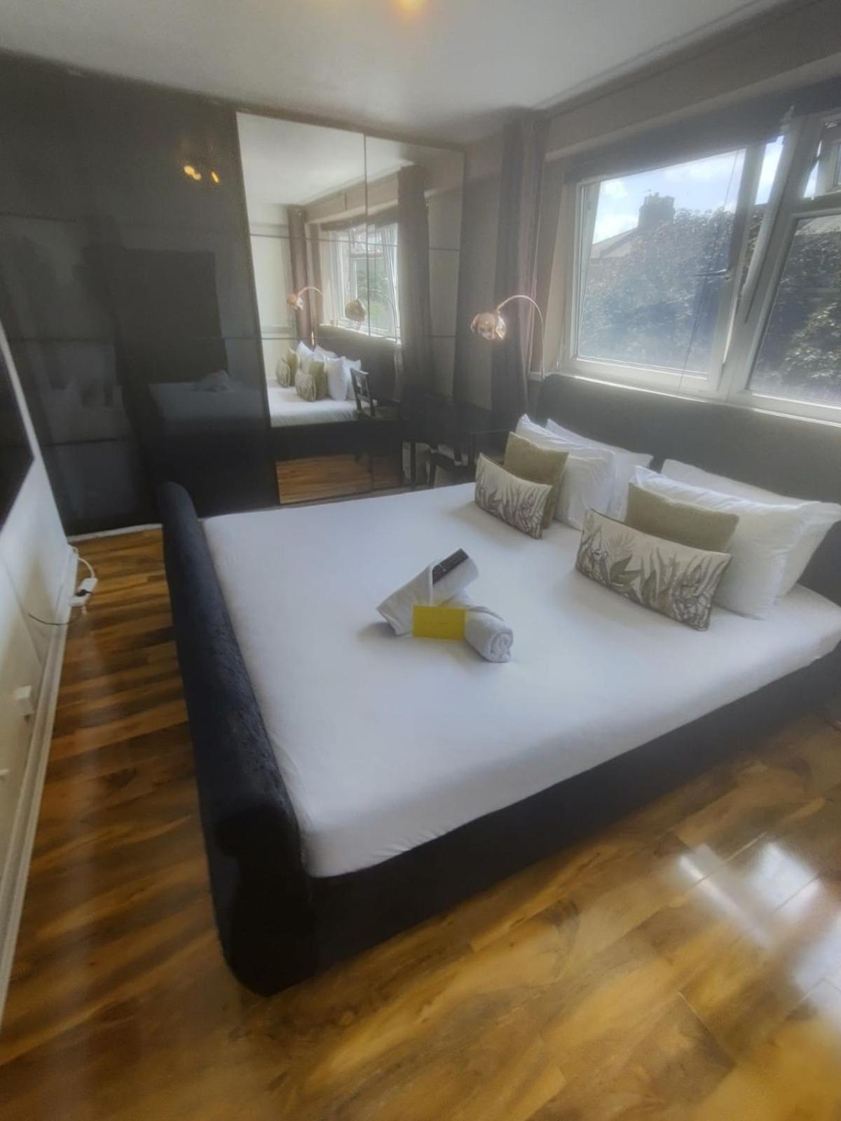 R3 Superking Sized Bed & 75" Tv On The Wall In Clapham Daire Londra Dış mekan fotoğraf