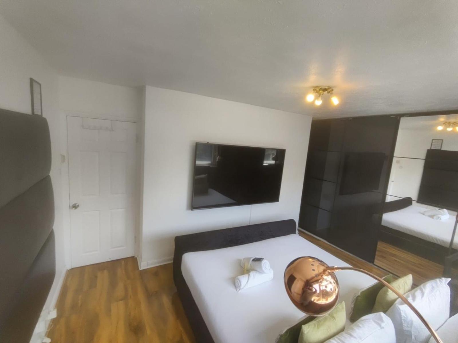 R3 Superking Sized Bed & 75" Tv On The Wall In Clapham Daire Londra Dış mekan fotoğraf